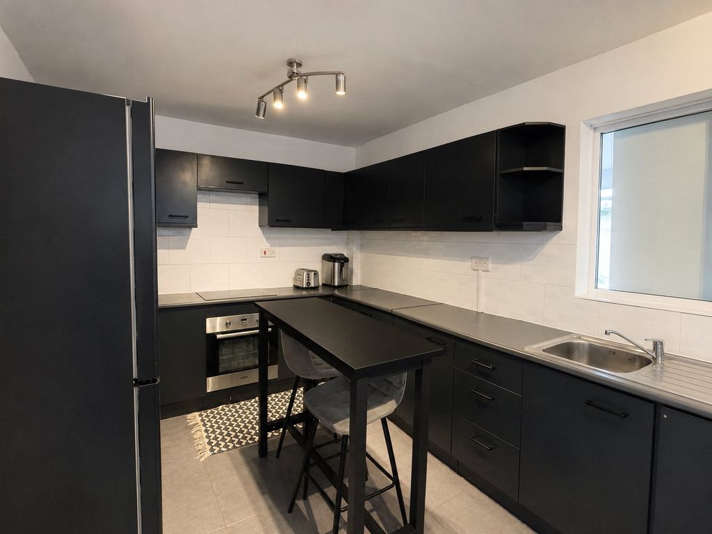Property photo 3 of 11 Kitchen