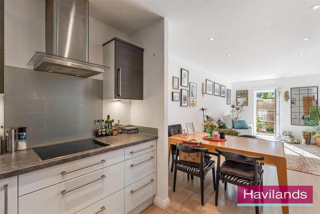 Property photo 3 of 13 Barnard Court-8.Jpg