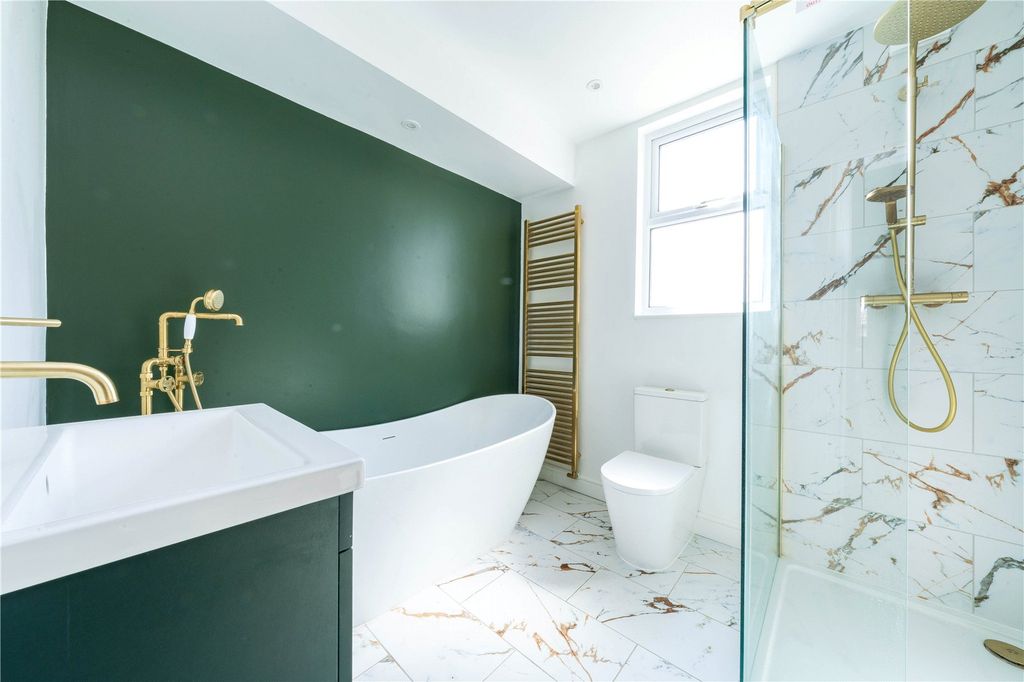 Property photo 3 of 25 Family Bathroom