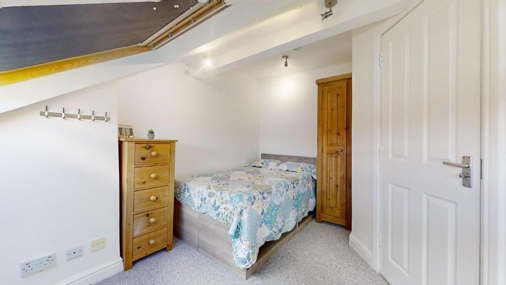 Property photo 3 of 12 Bright And Cozy Double Bedroom Featuring A Comfort...
