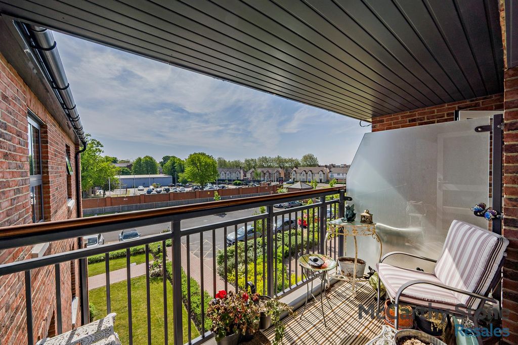 Property photo 3 of 20 8645474-Exterior06-800.Jpg