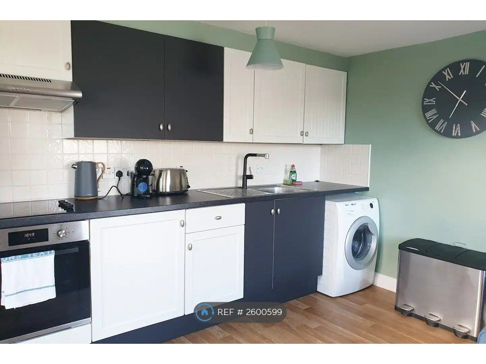 Property photo 3 of 8 Kitchen