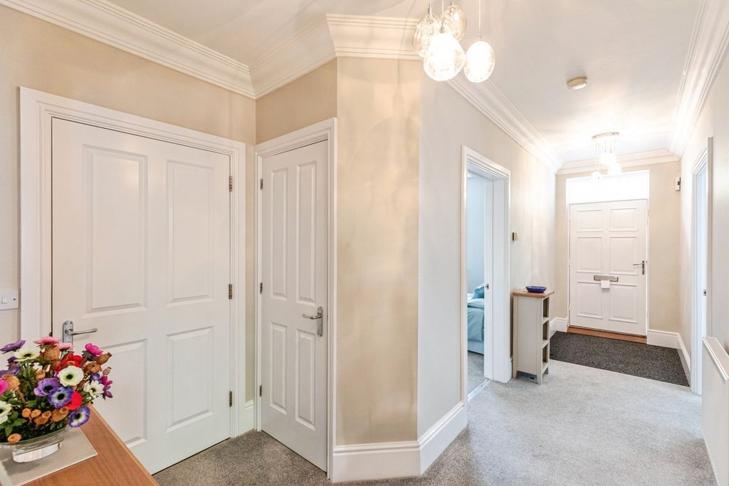 Property photo 2 of 11 Entrance Hall