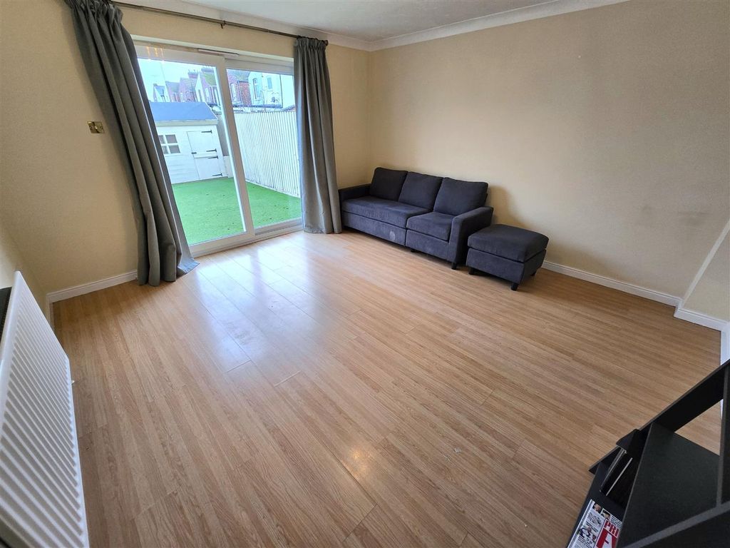 Property photo 3 of 12 Lounge