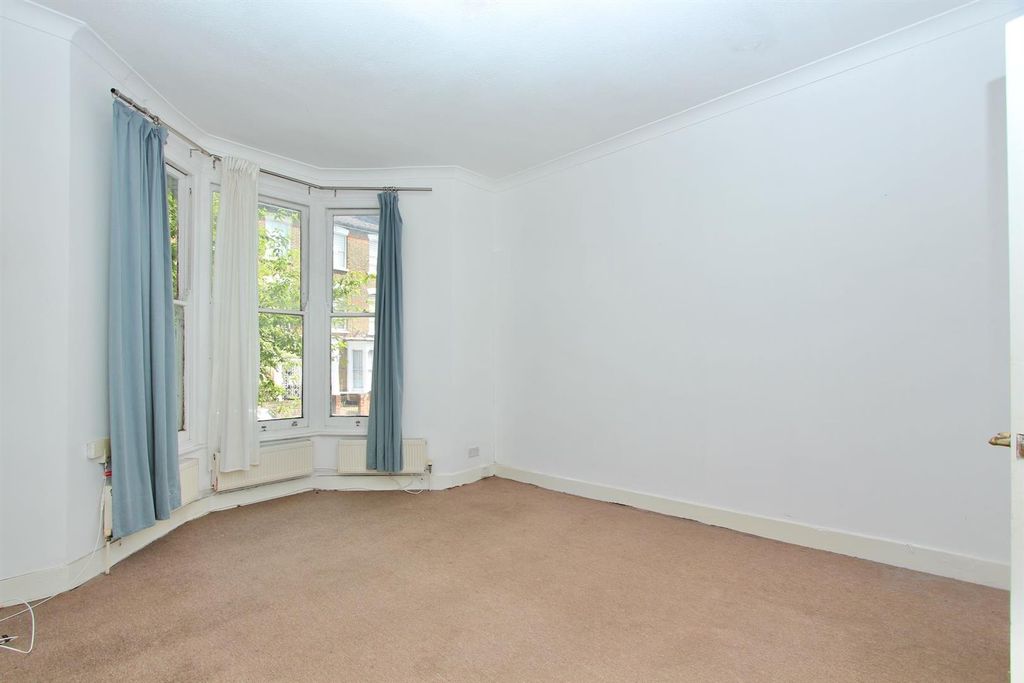 Property photo 3 of 9 Alvington Crescent, E8