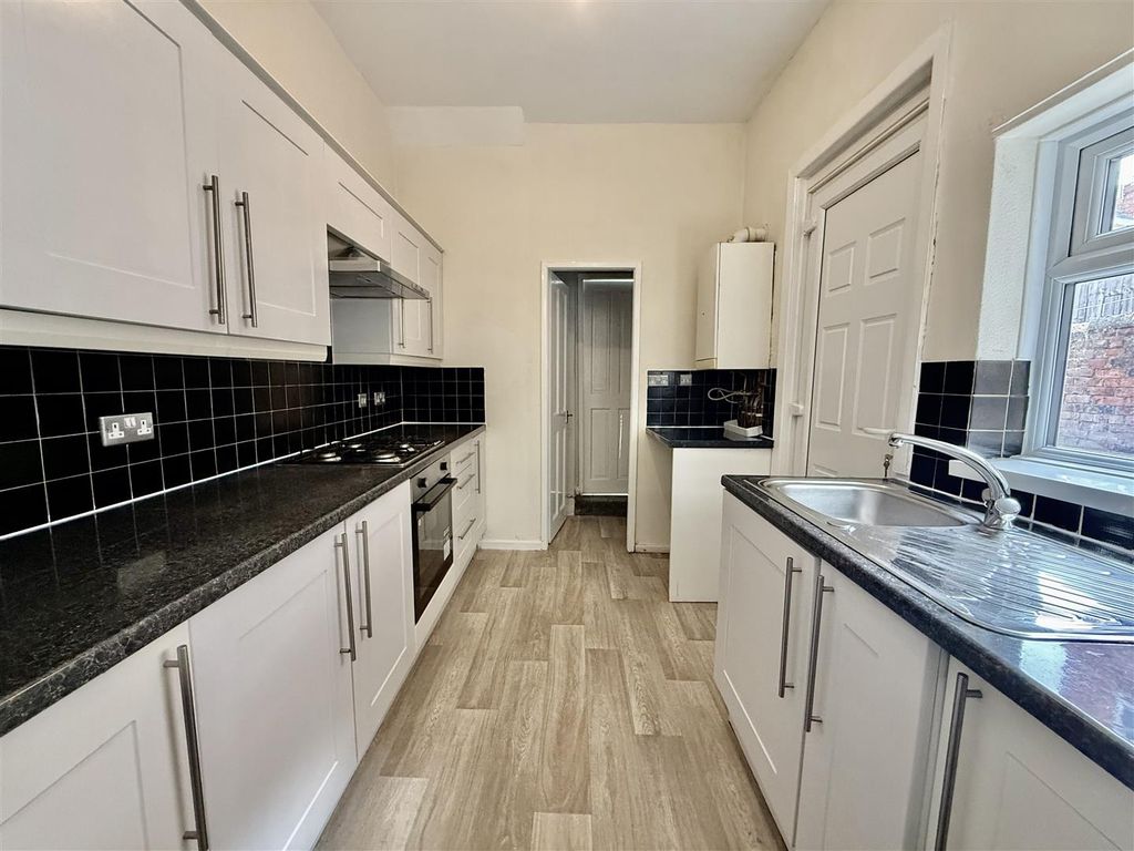 Property photo 3 of 8 Kitchen