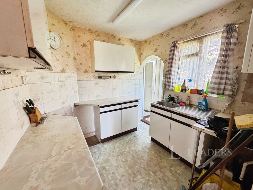 Property photo 3 of 11 Kitchen