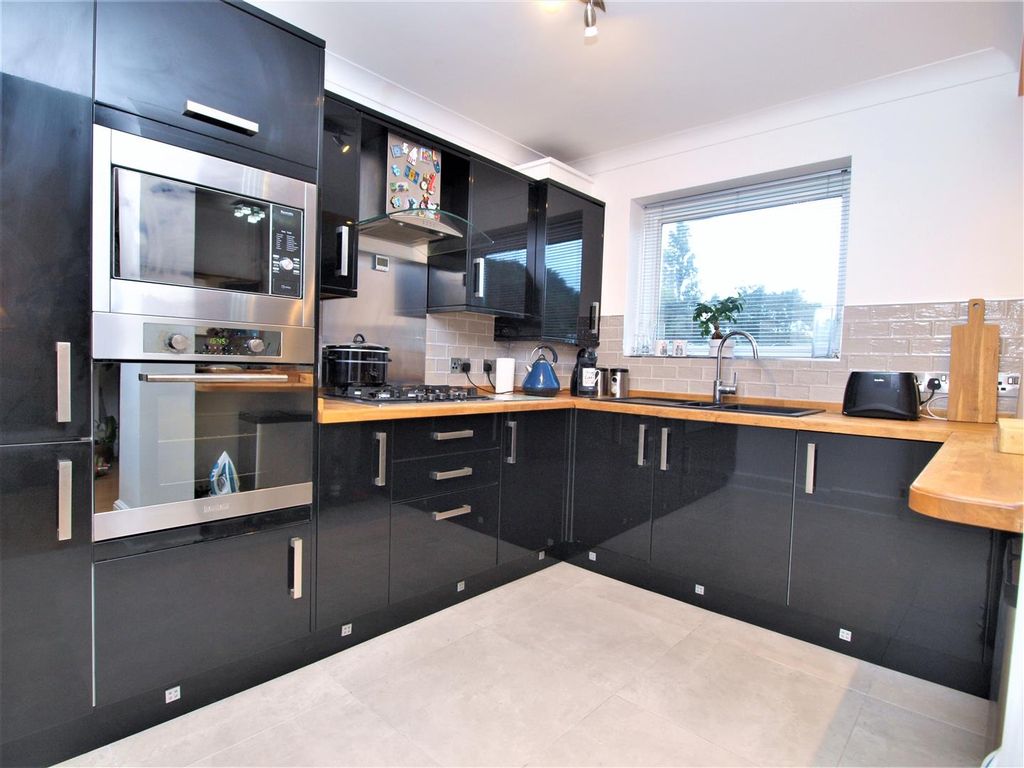 Property photo 2 of 11 Kitchen.Jpg