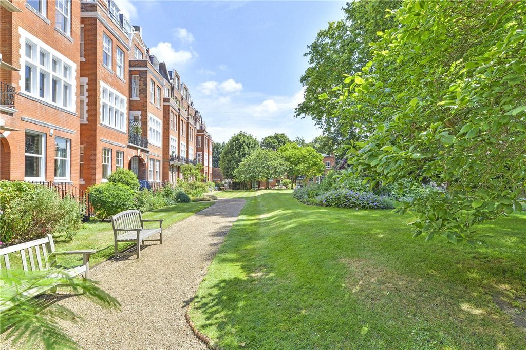 Property photo 3 of 11 Communal Garden