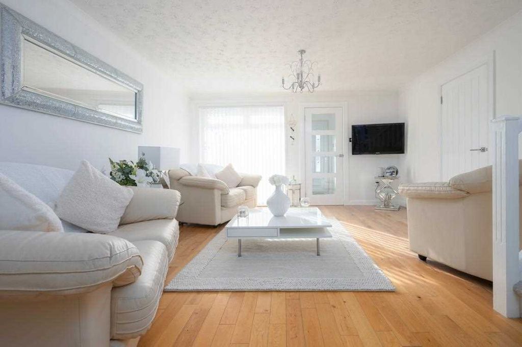 Property photo 2 of 25 Lounge /