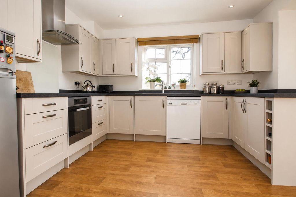 Property photo 3 of 12 Kitchen