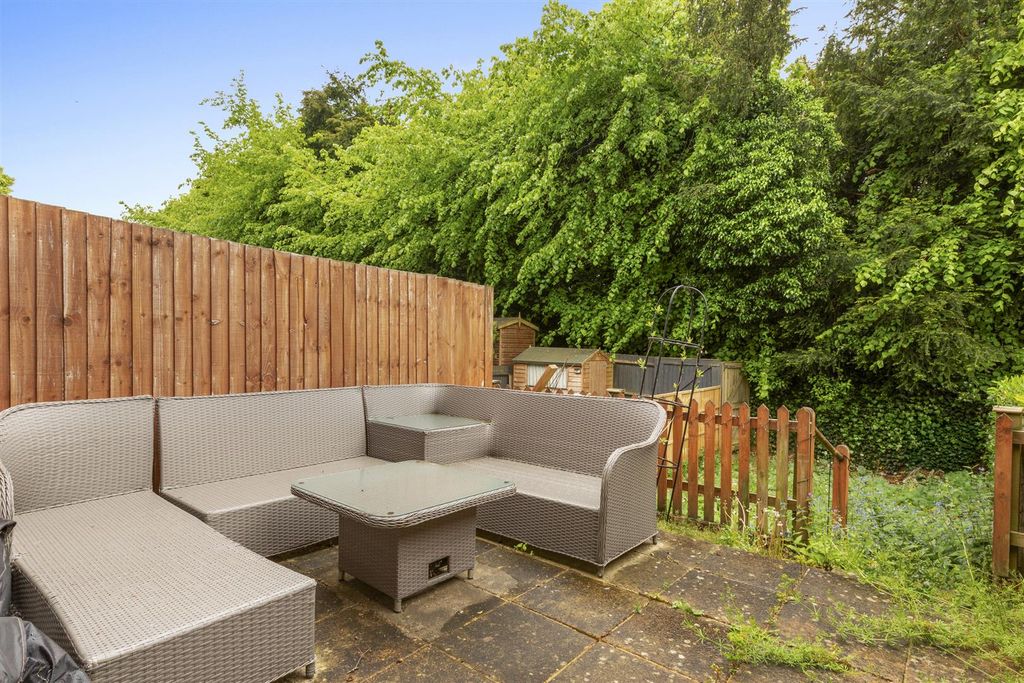 Property photo 2 of 13 Shrubbery Close-8.Jpg