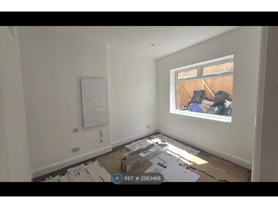 Property photo 3 of 11 Flat 1 Front Bedroom