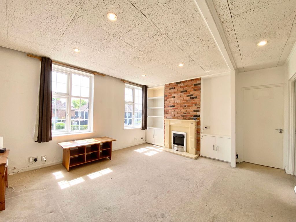 Property photo 1 of 8 Livingroom