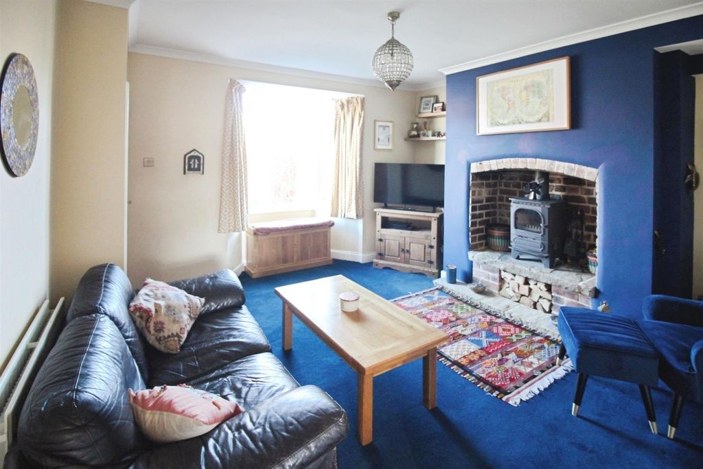 Property photo 2 of 16 Lounge