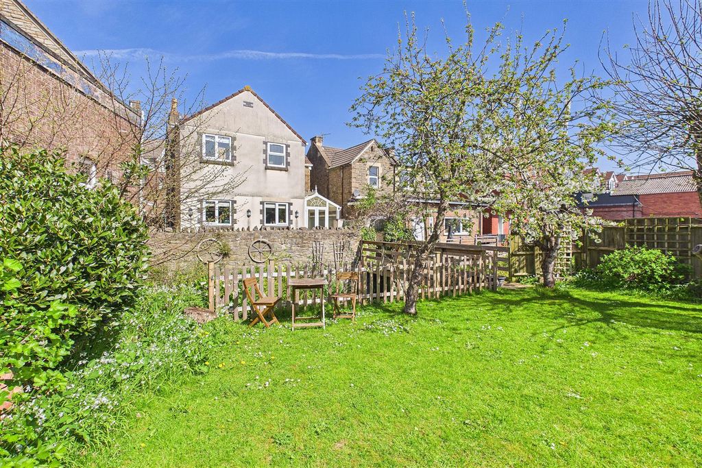 Property photo 2 of 22