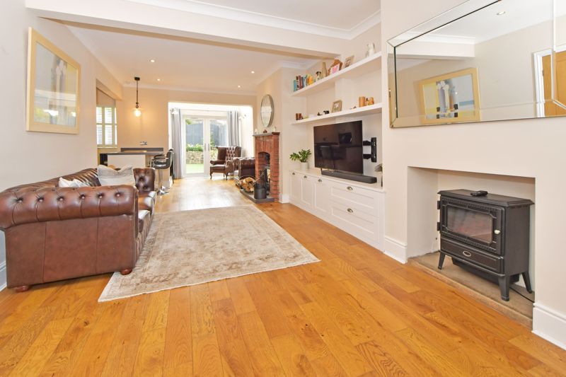 Property photo 2 of 31 Through Lounge