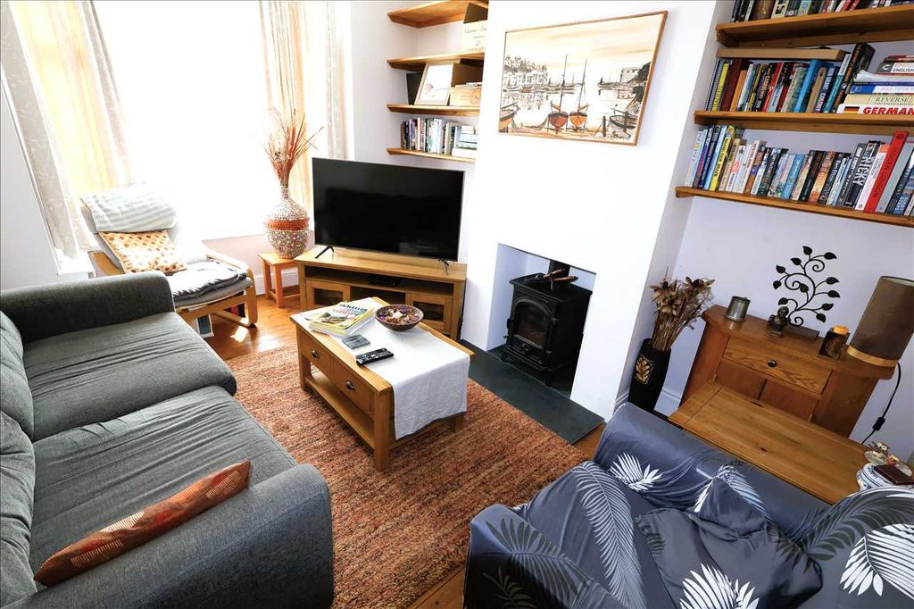 Property photo 2 of 12 Lounge