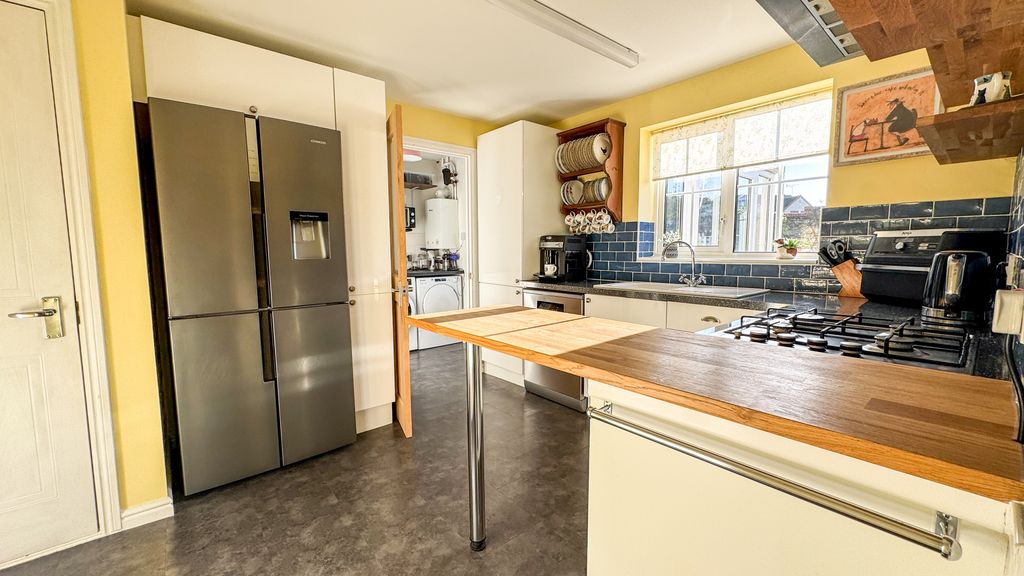 Property photo 2 of 16 Image00003