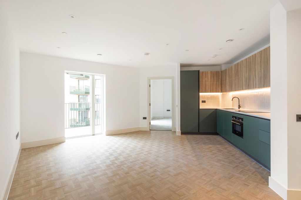 Property photo 1 of 10 Reception/Kitchen