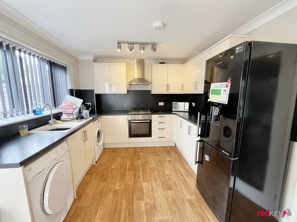 Property photo 3 of 10 Kitchen