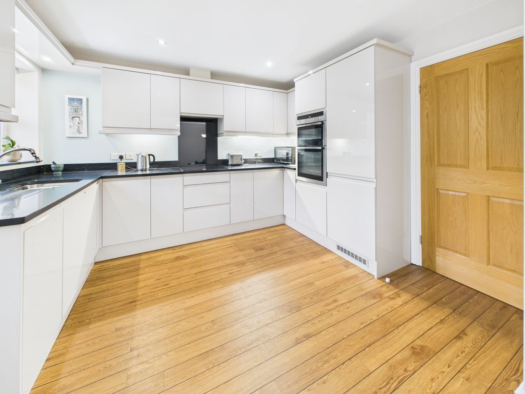 Property photo 3 of 35 Cam04789G0-Pr0024-Still008