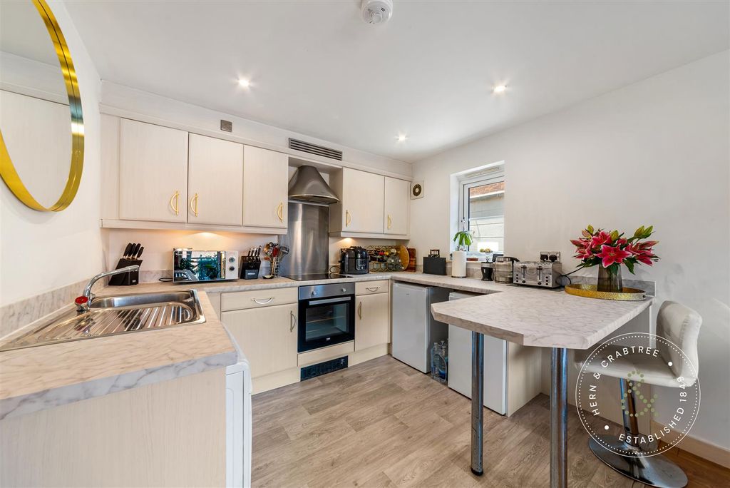 Property photo 3 of 17 Lounge/Kitchen
