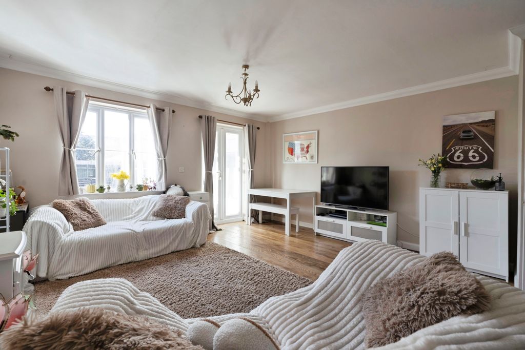 Property photo 2 of 20