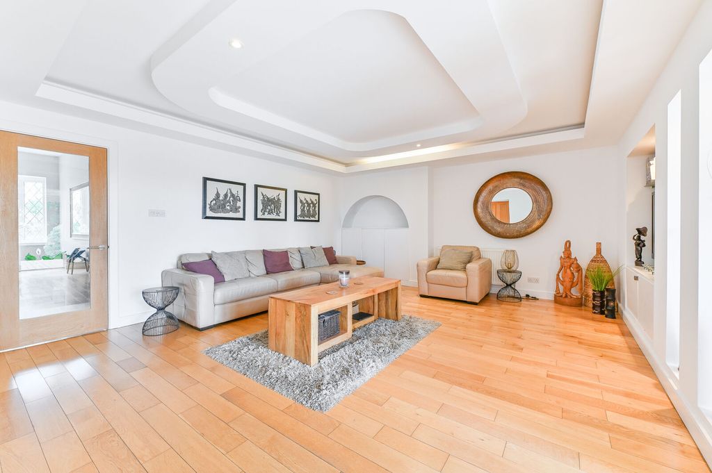 Property photo 3 of 37