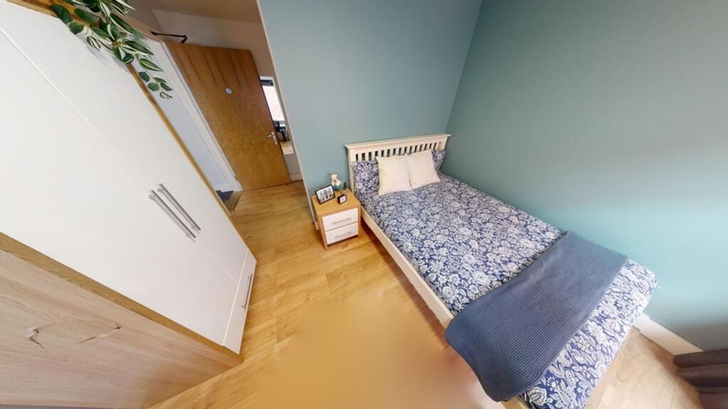 Property photo 1 of 6 A Cozy And Clean Single Bedroom With A Stylish Des...