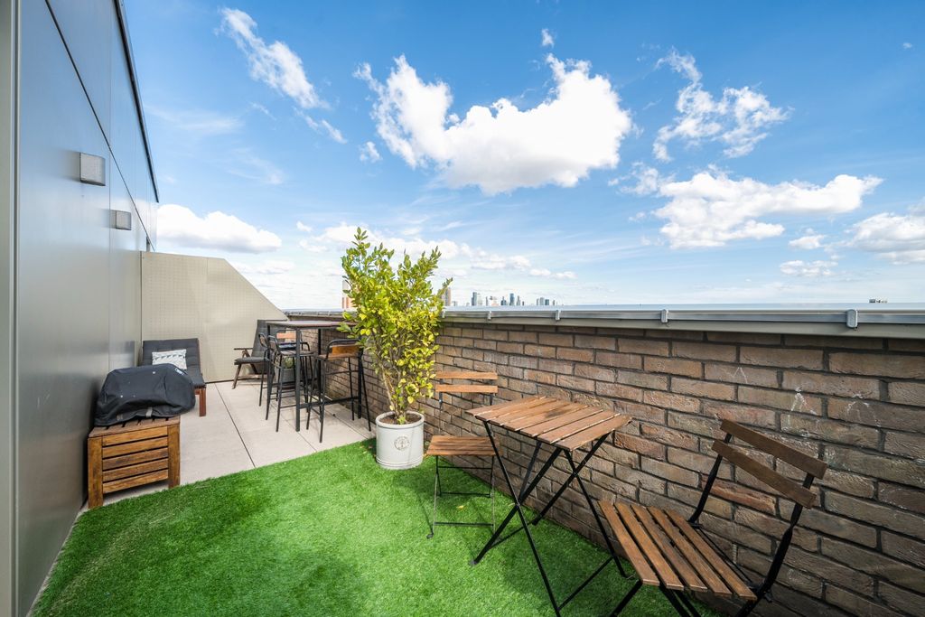 Property photo 2 of 17 4281254