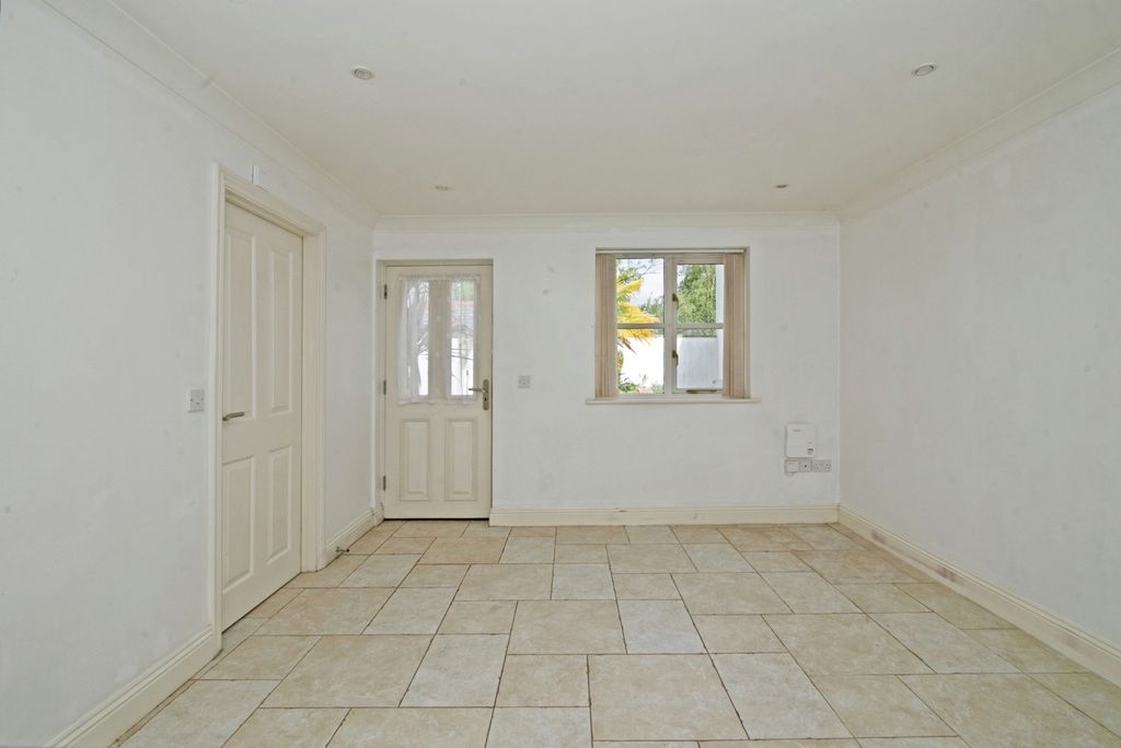 Property photo 2 of 17 Photo