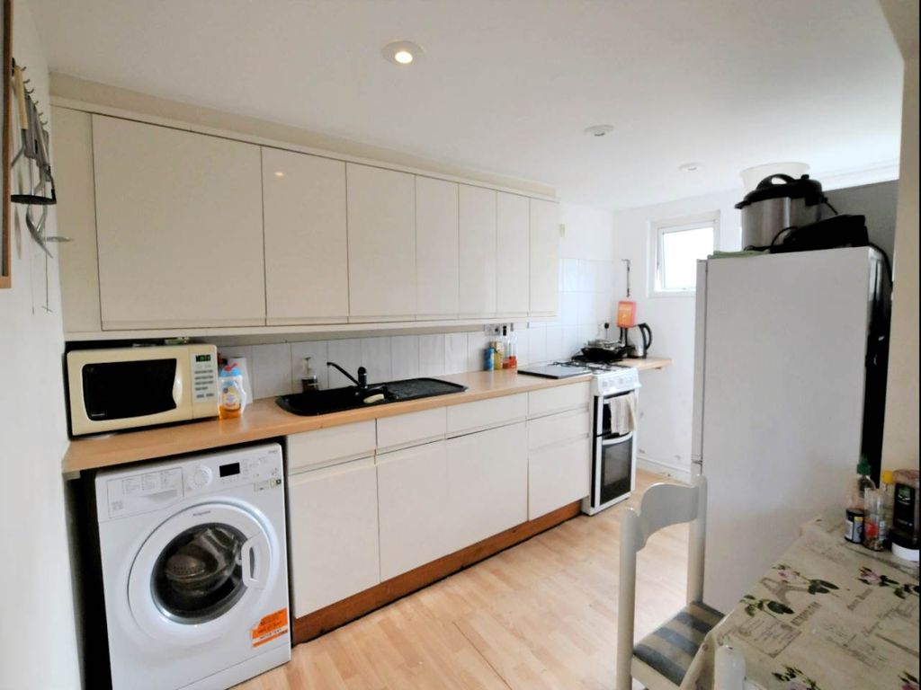 Property photo 3 of 6 Kitchen (2)