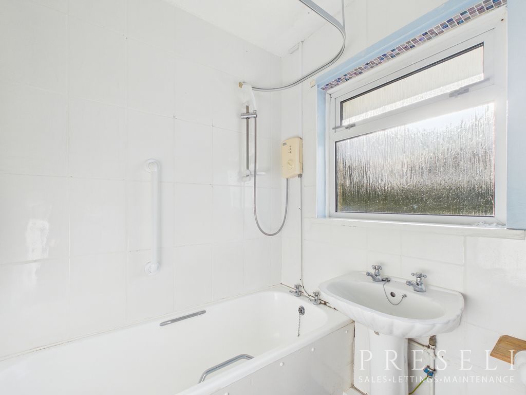 Property photo 3 of 19 Bathroom