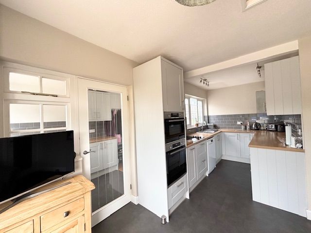 Property photo 3 of 19 Kitchen