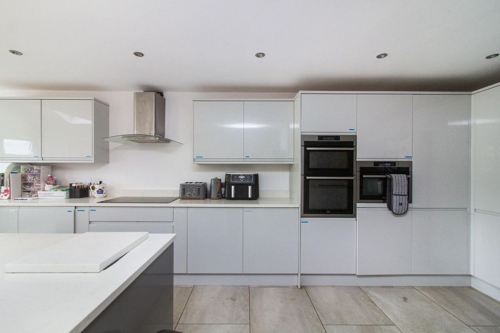 Property photo 3 of 9 Kitchen