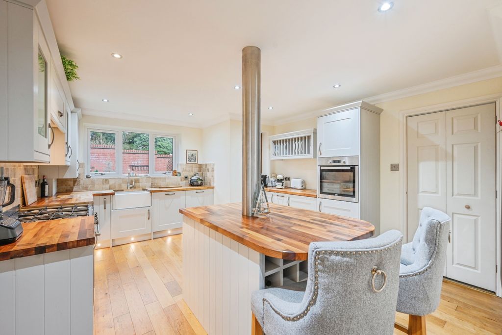 Property photo 2 of 20 Kitchen