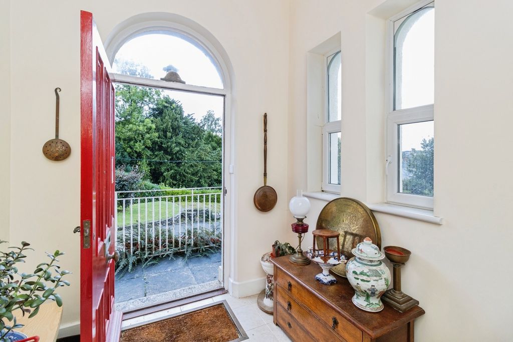 Property photo 3 of 32 Vestibule