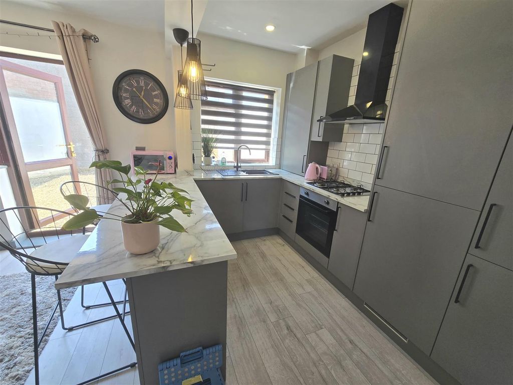 Property photo 2 of 12 Lounge Kitchen Kitchenette