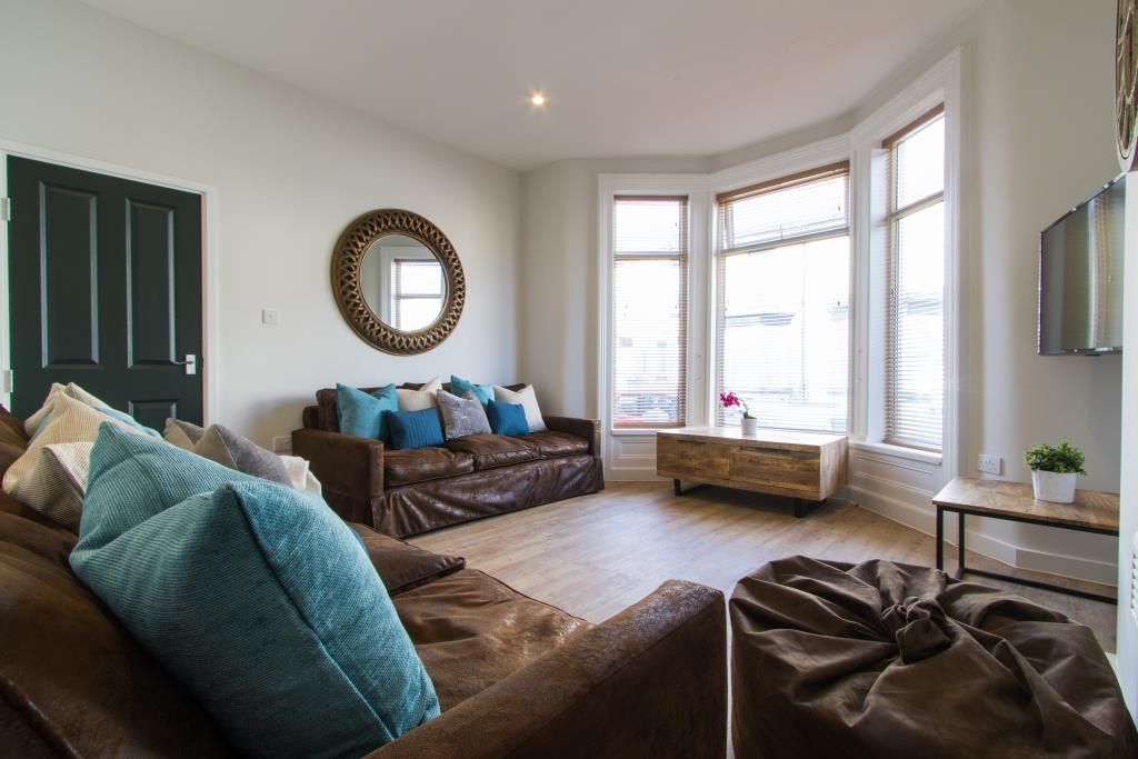 Property photo 1 of 16 Living Room