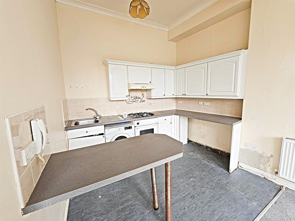 Property photo 3 of 8 Living/Kitchen