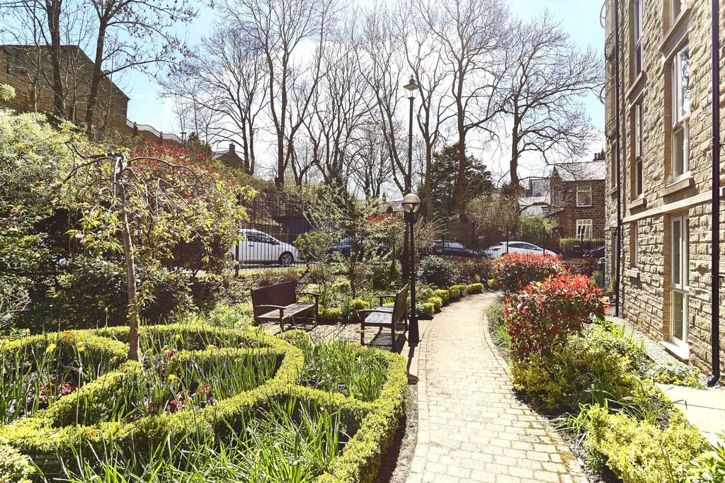 Property photo 3 of 14 Communal Gardens