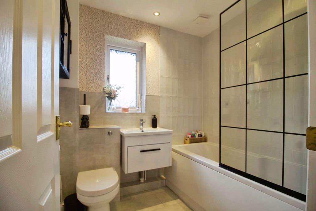 Property photo 3 of 11 Main Bathroom