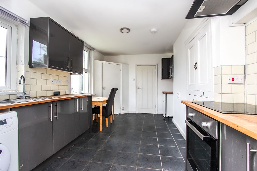 Property photo 2 of 5 Kitchen