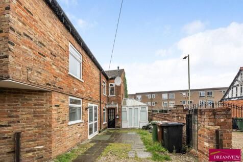 Property photo 3 of 7 85138_House_High_Street_Borehamwood_Hertfordshire_Wd6_3Ez_3L_Img_02_0000_Max_476x317