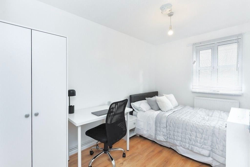 Property photo 3 of 9 A Bright And Well-Maintained Single Bedroom Featur...