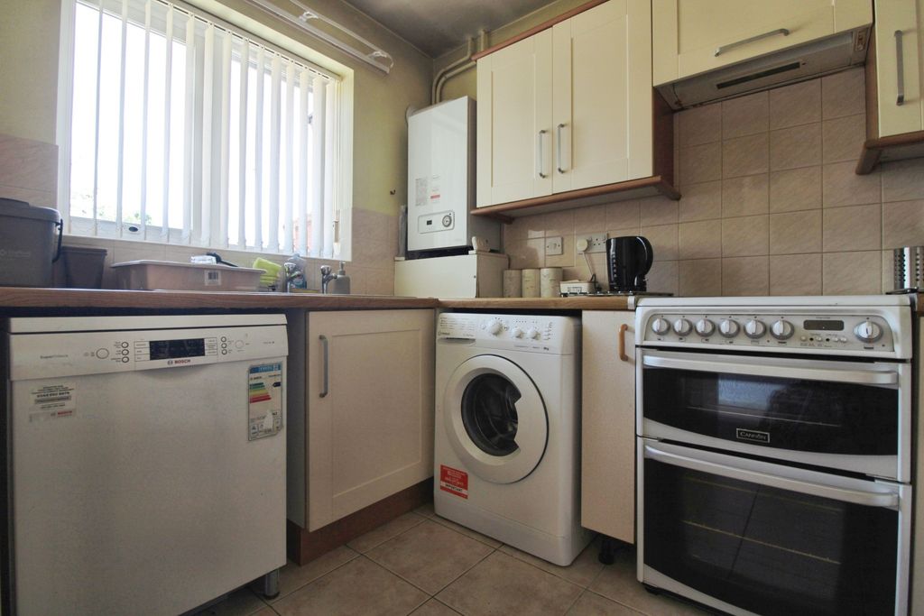 Property photo 3 of 11 Kitchen