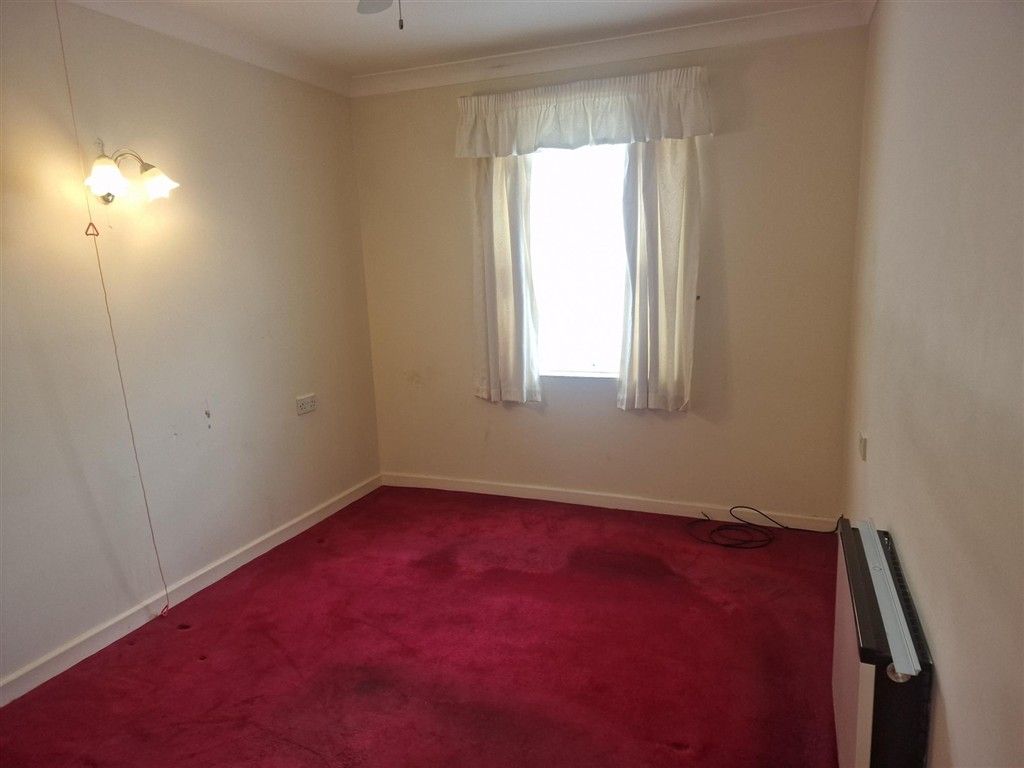 Property photo 1 of 6 Bedroom