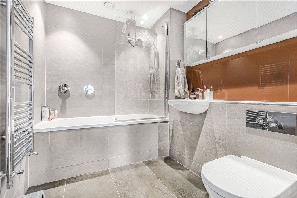 Property photo 3 of 10 Bathroom