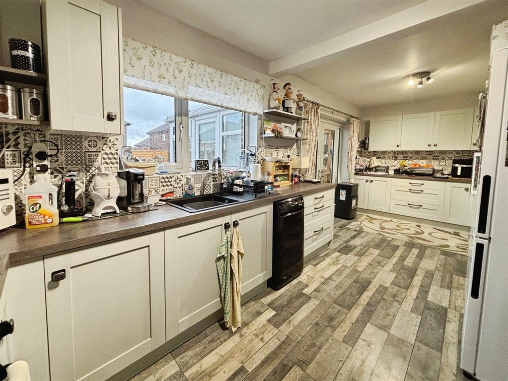 Property photo 2 of 19 Kitchen